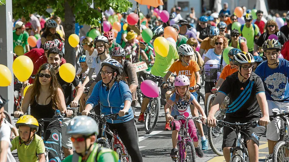 Los ciclistas, con las bicis decoradas con globos, comenzaron su recorrido en la plaza de España.