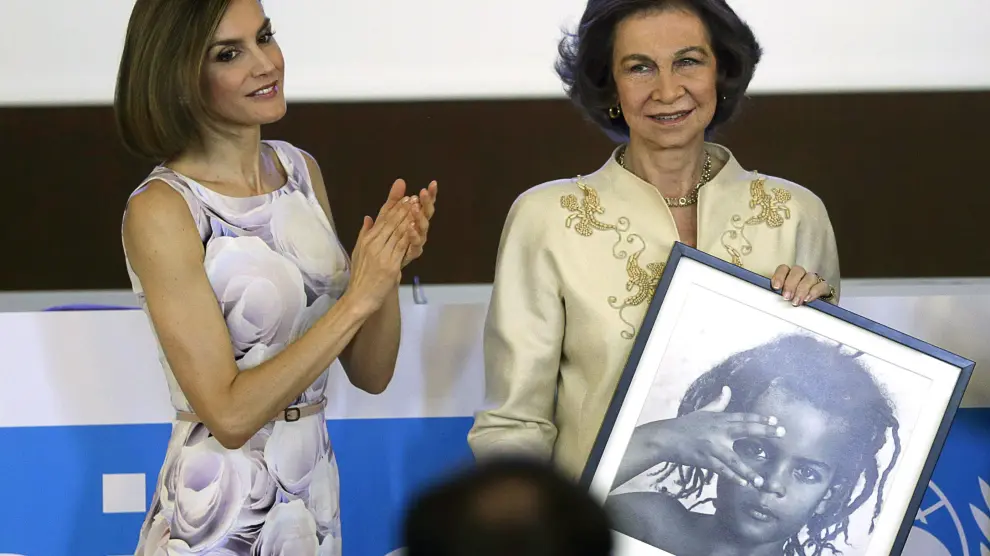 La reina Letizia, presidenta de honor de Unicef, entrega a la reina Sofía, el Premio Joaquín Ruiz-Giménez