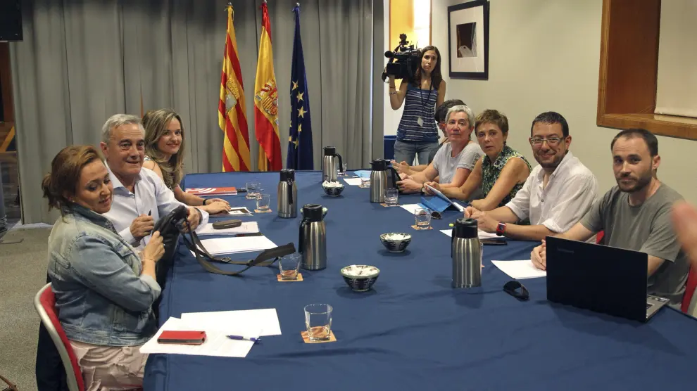 Reunión entre los equipos negociadores del PSOE y Podemos en Aragón