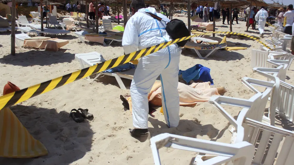 Los equipos forenses trabajan en la playa donde ocurrió el atentado