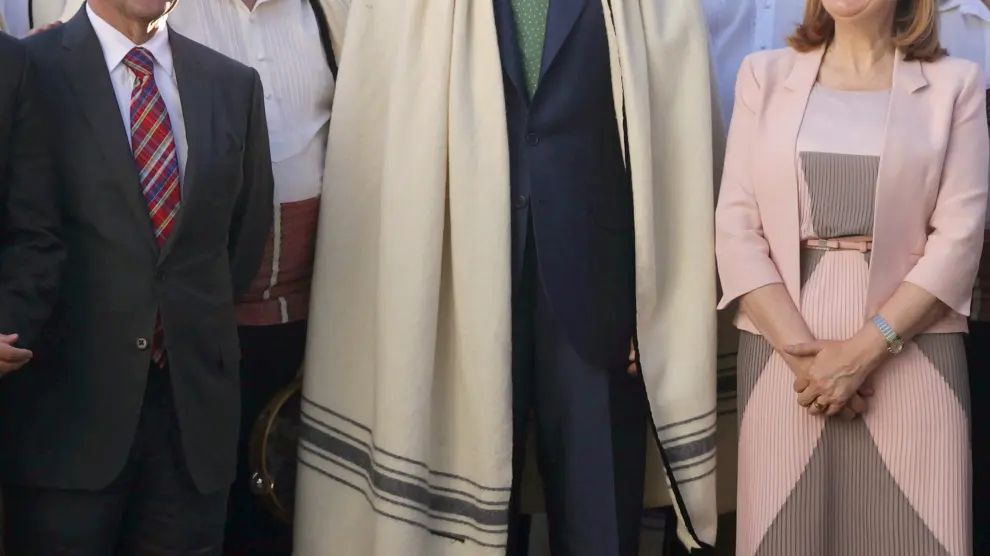 Felipe VI, con la capa tradicional Manta esperancera, posa con la ministra de Fomento, Ana Pastor.