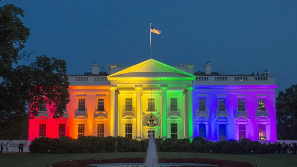La Casa Blanca iluminada con los colores de arco iris