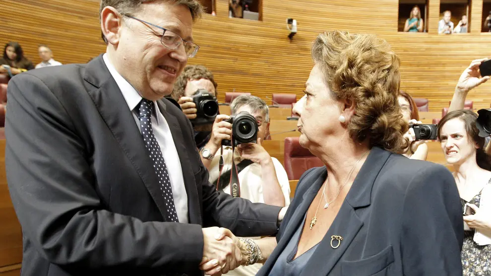 Ximo Puig recibe la felicitación de la presidenta del grupo popular Rita Barberá tras su elección en el pleno de investidura.