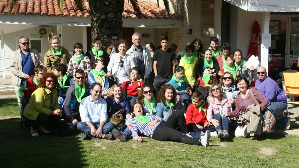 Varias de las familias que componen la asociación aragonesa Araprode en una fotografía de grupo.