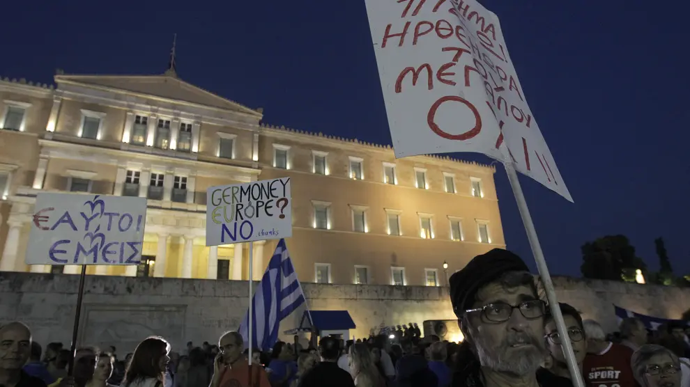 Manifestantes por el NO  en la plaza Syntagma.