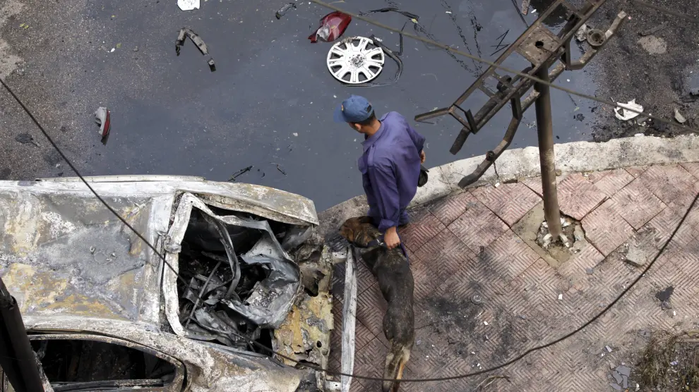 Un miembro de la seguridad egipcia inspecciona el lugar donde una bomba explotó al paso del convoy del fiscal general egipcio, Hisham Barakat.