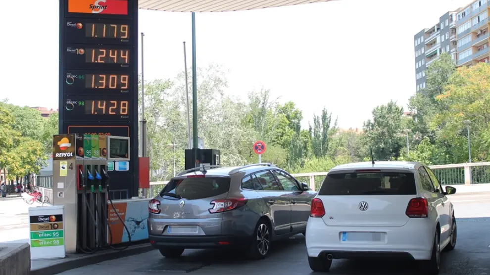 Coches repostando gasolina en Zaragoza, imagen de archivo.
