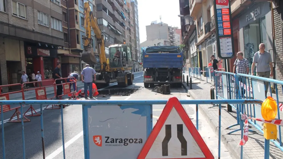 Trabajos para arreglar el reventón de una tubería en la calle Miguel Servet.