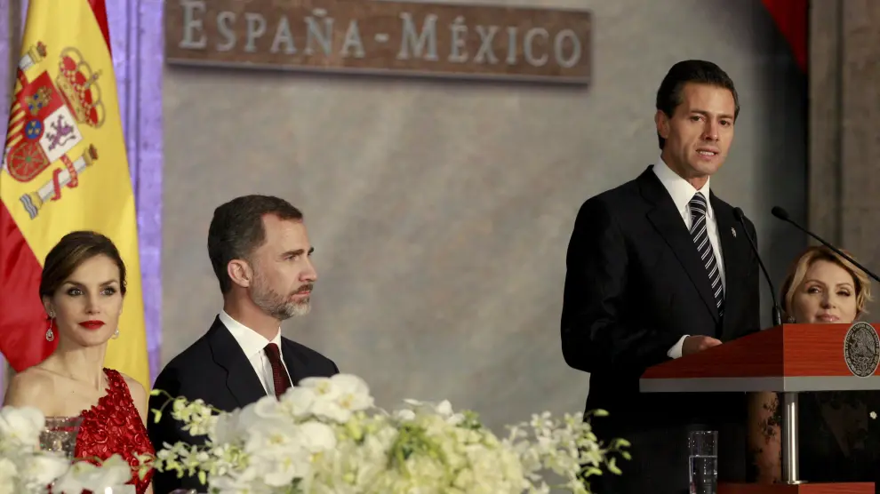 Los reyes Felipe y Letizia escuchan la intervención del presidente de México, Enrique Peña Nieto.
