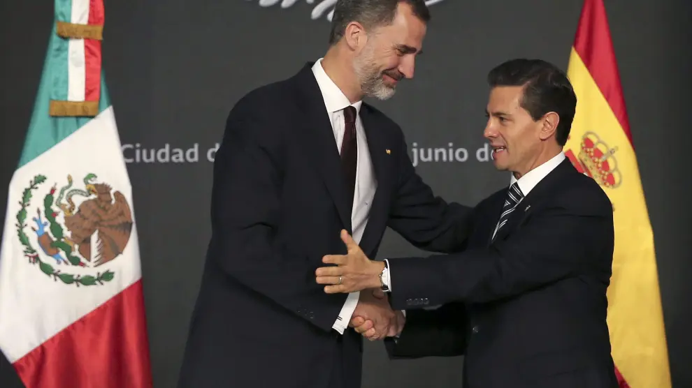 El rey Felipe estrecha la mano del presidente de de México, Enrique Peña Nieto.