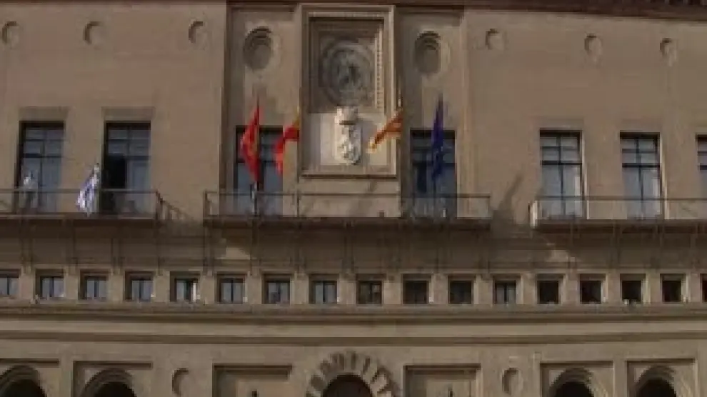 La bandera griega ondea en el Ayuntamiento de Zaragoza
