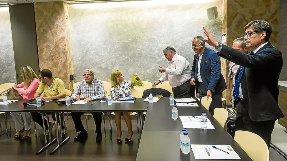 Arturo Aliaga saluda a los miembros de la comisión ejecutiva al comienzo de su primera reunión.