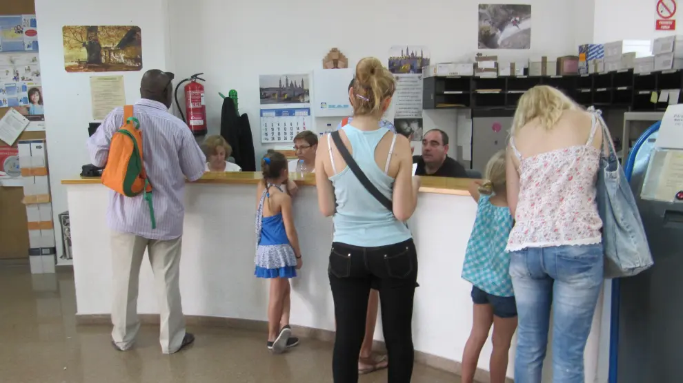 Familias pidiendo las ayudas de alimentación en la sede del IASS, en 2014.