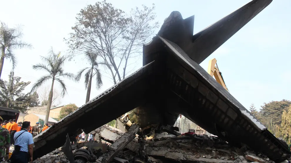 Restos del avión Air Force C-130 Hercules, estrellado en Indonesia.