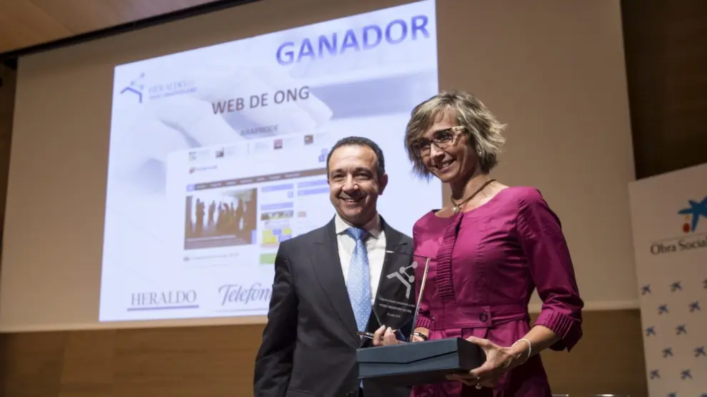 Mar Navarro, responsable de la web de Araprode recibe el premio de manos del director territorial de La Caixa en Aragón.