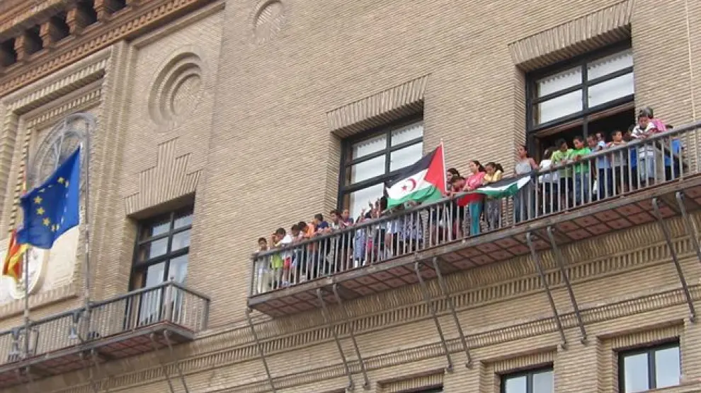 Los niños saharauis saludan desde el balcón del Ayuntamiento