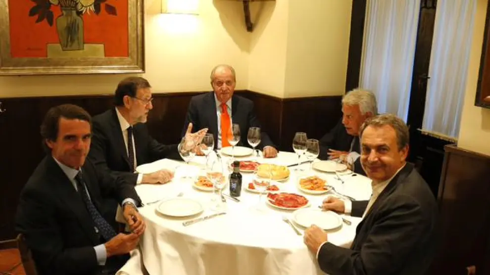 Rajoy tuiteó esta foto con el comentario: "Agradable y distendida cena la de anoche en torno al Rey Juan Carlos"