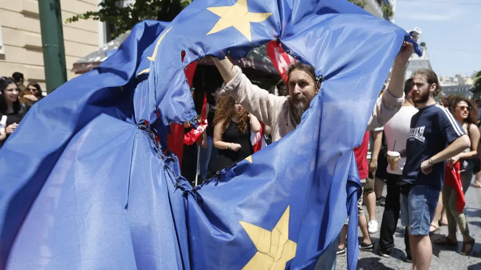 Partidarios del 'no' en el referéndum queman una bandera de la UE en Atenas.