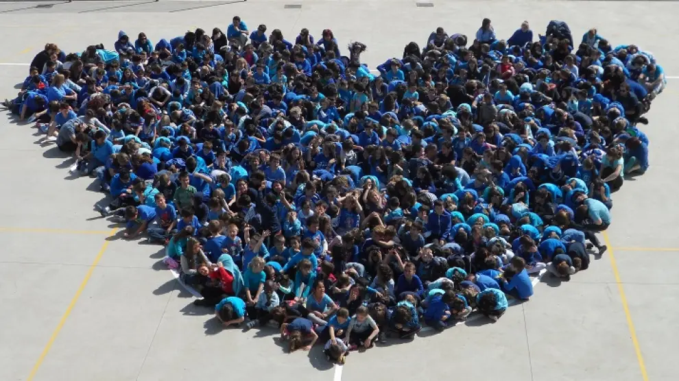 El Día Internacional de Concienciación del Autismo se juntaron 650 alumnos formando un corazón en el patio del colegio.
