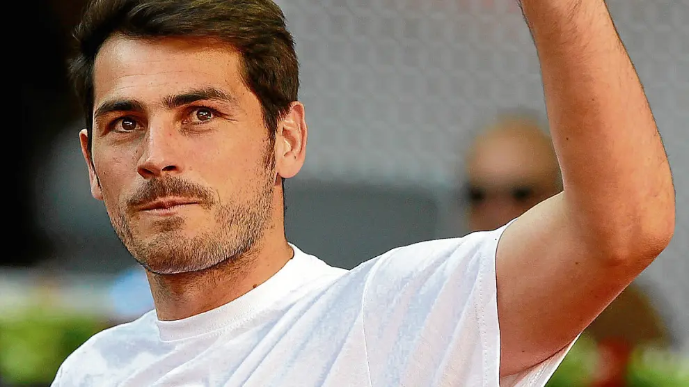 Iker Casillas, portero de la selección española, saluda a la afición.