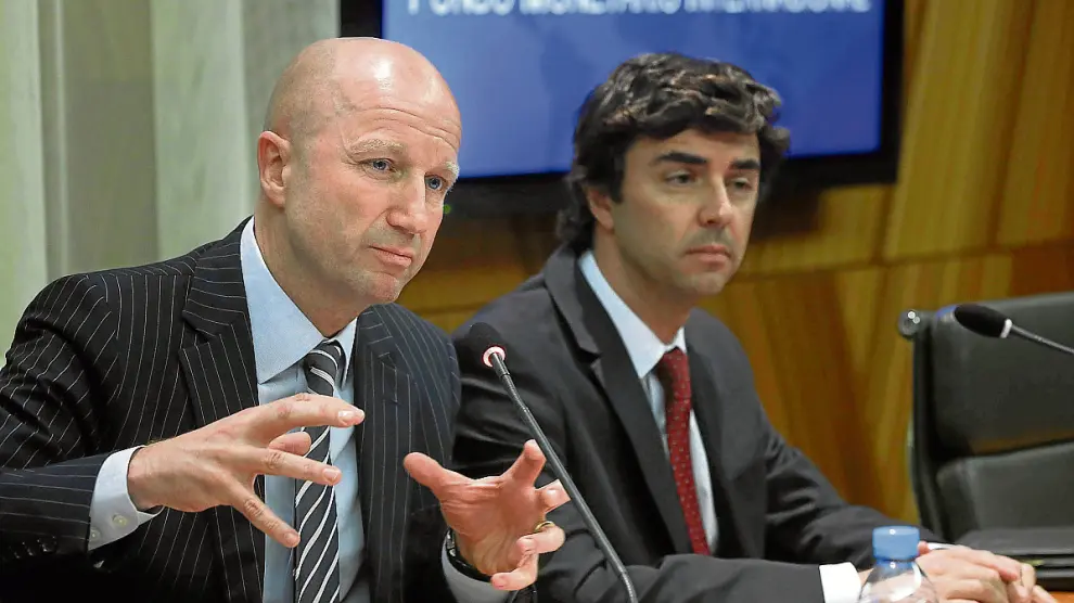 El jefe de la Misión en España del FMI, Helge Berger, junto al economista senior Sebastián Sosa, ayer.
