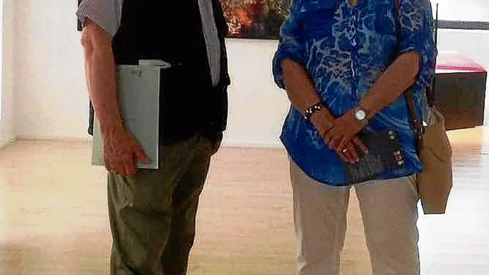 Fernando de Marta y su mujer, delante del cuadro 'Aranjuez'.