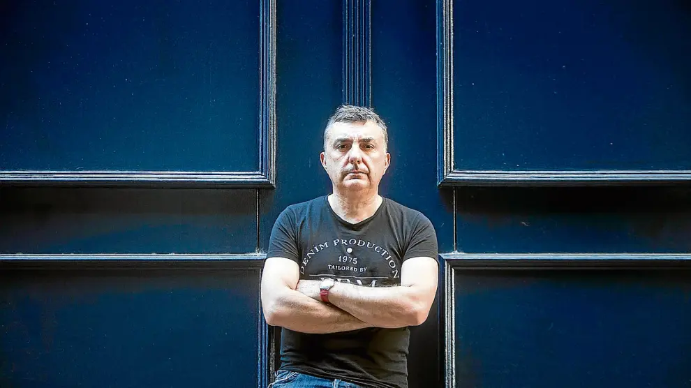 El escritor barbastrense Manuel Vilas, ayer, en Zaragoza.