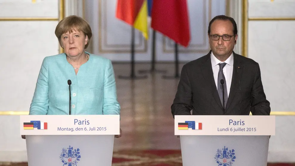 Merkel y Hollande durante la rueda de prensa tras su encuentro en el palacio Elíseo en París.