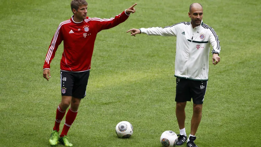 Guardiola y Müller, en un entrenamiento de la pasada campaña