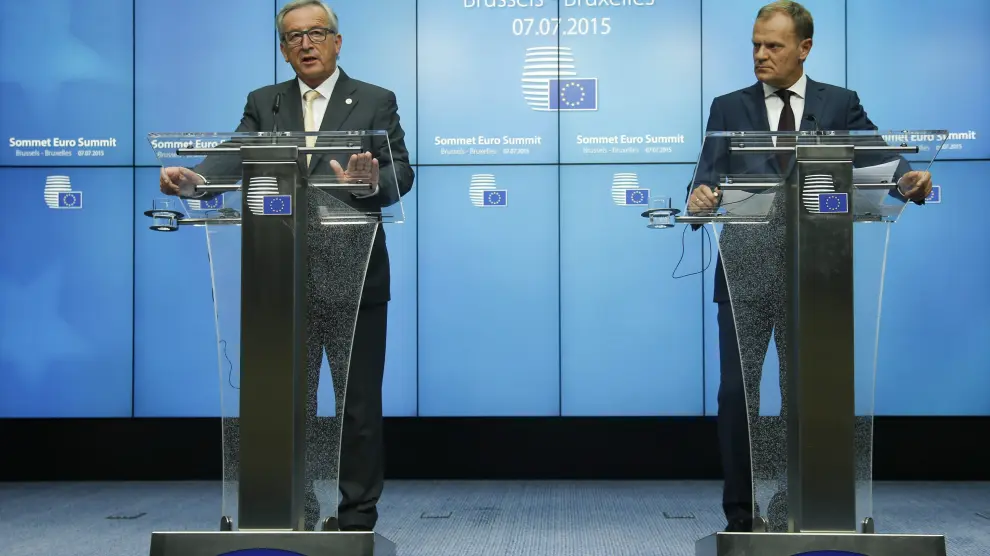 El presidente del Consejo Europeo, Donald Tusk y el presidente de la Comisión Europea, Jean Claude Juncker tras la cumbre de la eurozona.