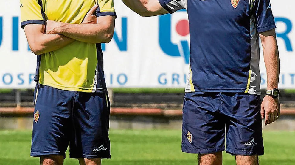 Secuencia de la conversación que mantuvo Ranko Popovic con Leandro Cabrera al inicio del entrenamiento de ayer, donde el técnico levantó el ánimo del alicaído defensor.