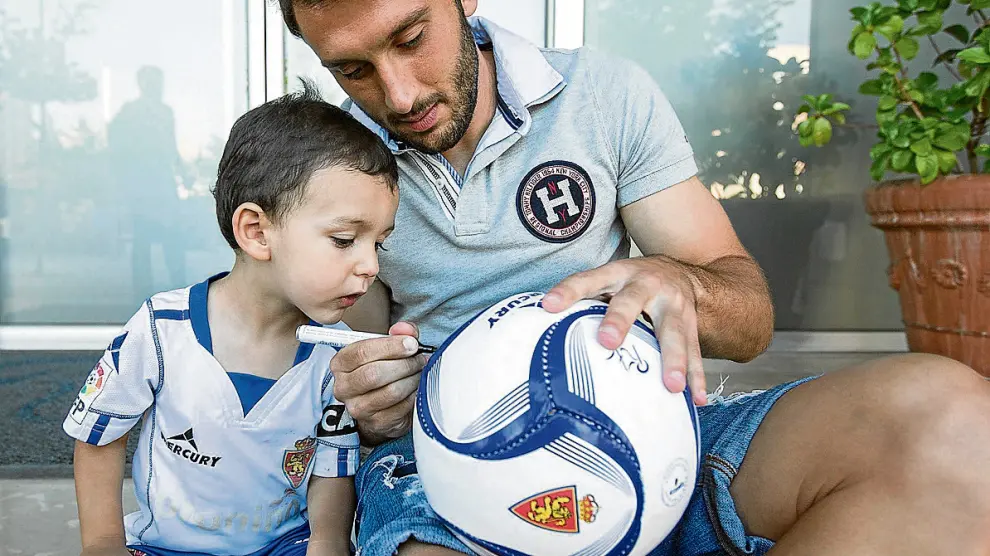 Daniel conoció ayer a uno de sus ídolos, el mediapunta Eldin Hadzic, quien le firmó un balón.