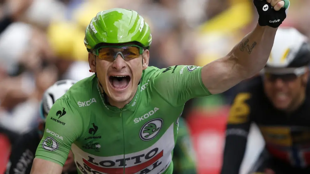 El ciclista alemán André Greipel con el maillot verde de la regularidad, cruza la línea de meta en la quinta etapa.