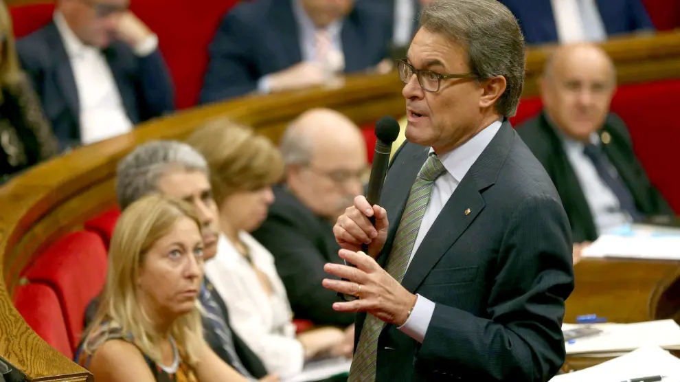 Artur Mas responde a una pregunta durante la sesión de control al Gobierno en el Parlamento catalán.