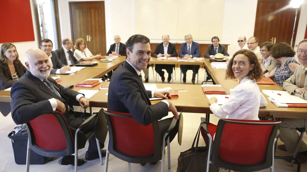 Sánchez junto a los miembros del consejo de expertos que elaborará la propuesta socialista de reforma de la Constitución