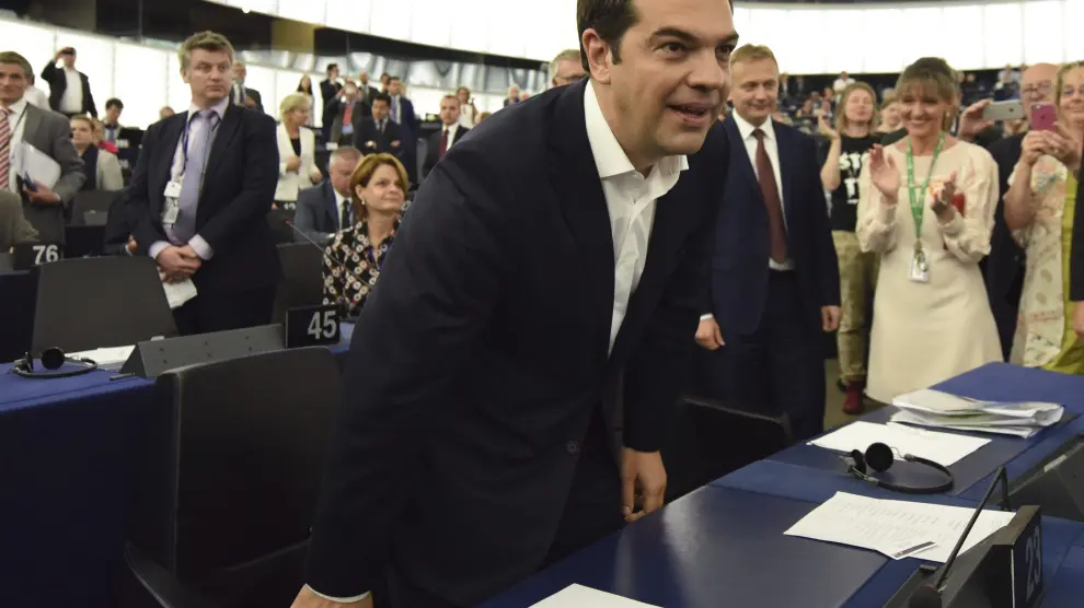 El primer ministro griego, Alexis Tsipras, toma asiento a su llegada a la Eurocámara.