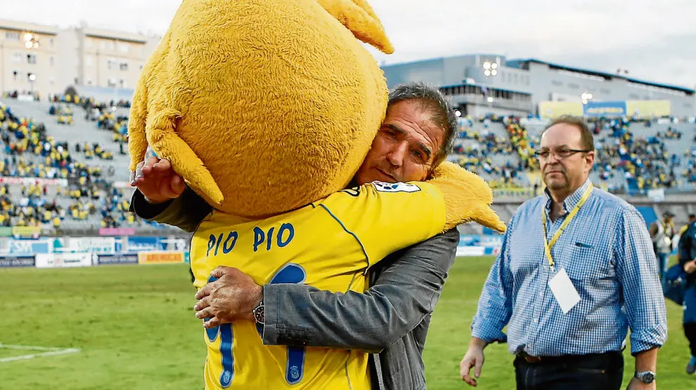 Paco Herrera se abraza con la mascota de Las Palmas tras eliminar al Valladolid.