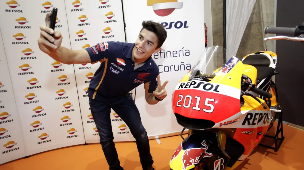 Márquez se hace un 'selfie' con su moto