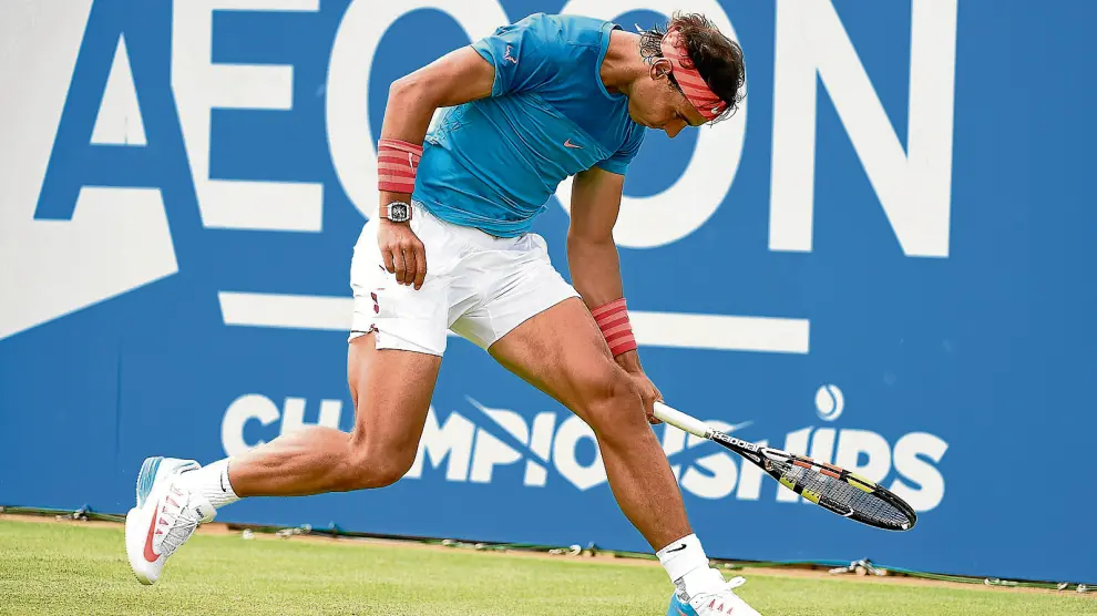 Rafa Nadal se esfuerza para llegar a una pelota. El tenista española cayó ante Dolgopolov.