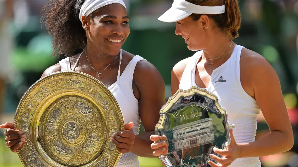 ?Serena Williams y Garbiñe Muguruza posan con sus trofeos