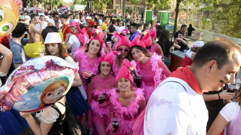 Un grupo de jóvenes disfrazadas este domingo en Teruel