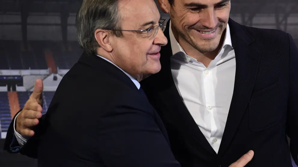 Abrazo entre Florentino Pérez y Casillas.