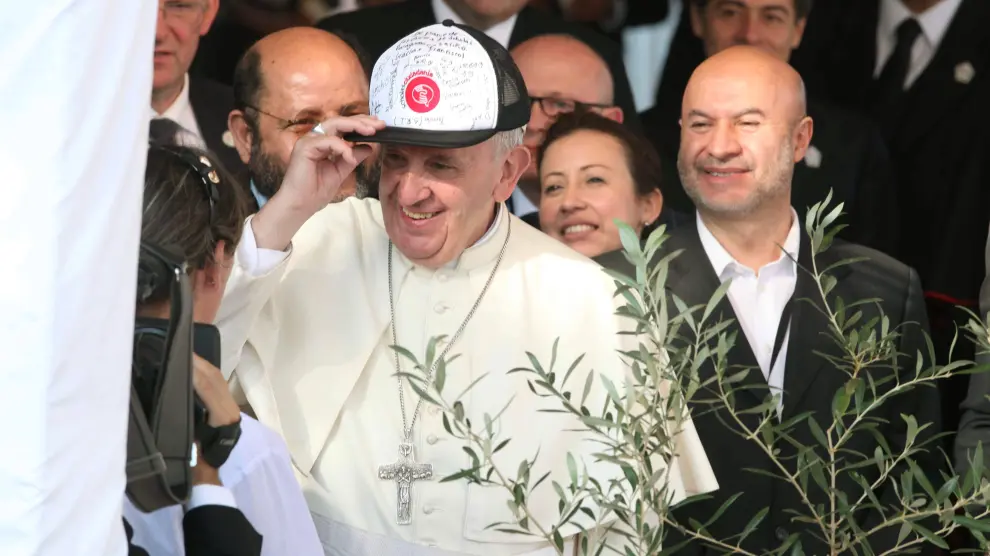 El Papa se puso una gorra que le entregó un grupo de fieles