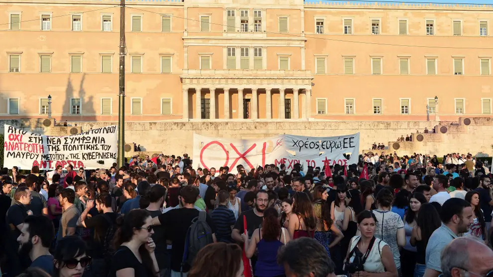 Decenas de personas protestaban este lunes tras el acuerdo en Atenas.