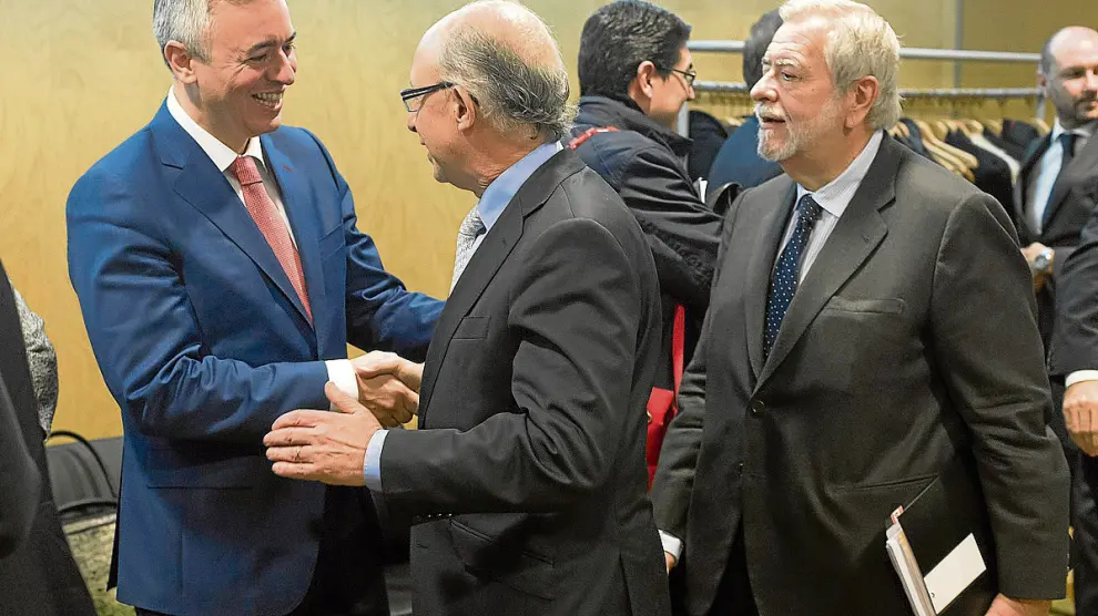 Javier Campoy saluda a Cristóbal Montoro y AntonioBeteta en un encuentro el pasado diciembre.