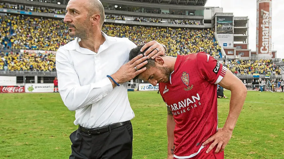 Ranko Popovic trata de consolar a un desolado José Fernández.