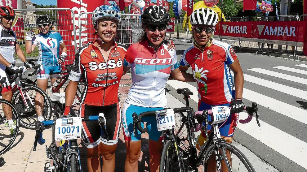 Las tres primeras chicas clasificadas en la Treparriscos. A la izquierda, Lorena Martín, y a la derecha, Liliam Soriano, ambas de Sabiñánigo.