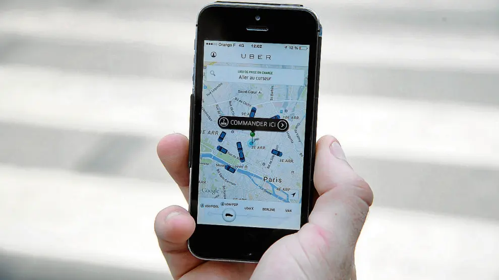 Un ciudadano utiliza la versión francesa de Uber que facilita el transporte en las ciudades.