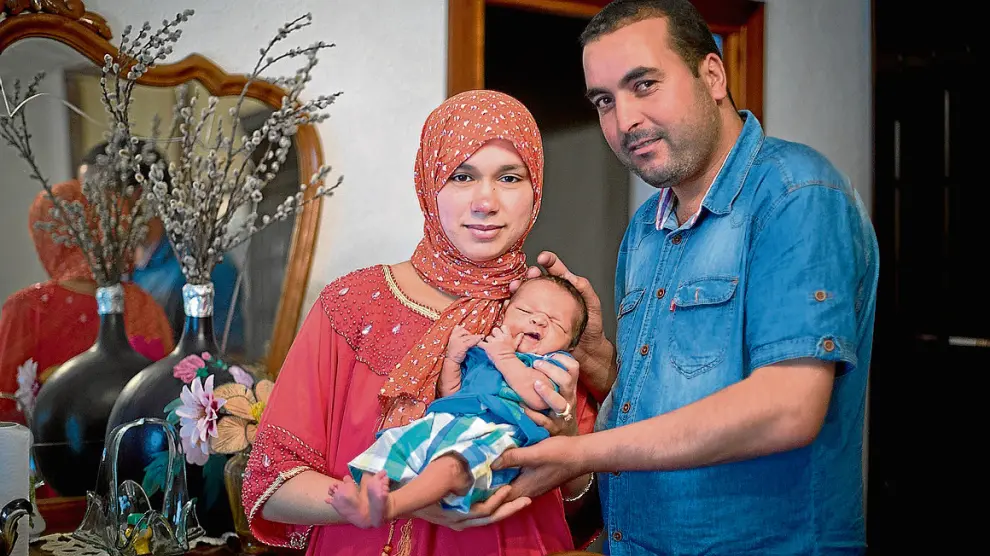 El pequeño Wael Benomar Chbab, con sus madre, Hassinae, y su padre,
