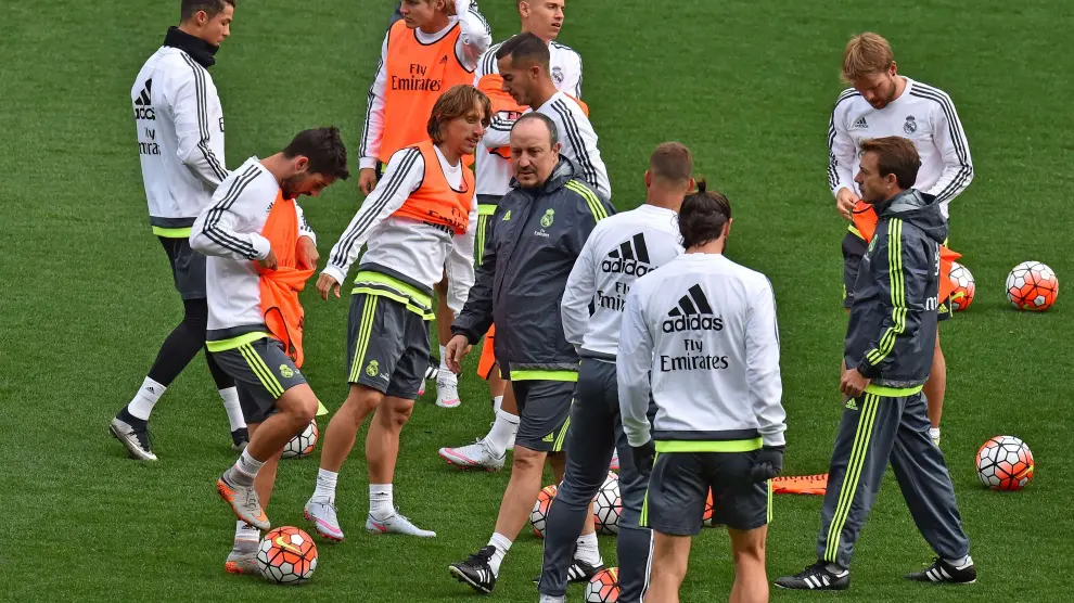 Rafa ?Benítez, con los jugadores del Real Madrid en un entrenamiento